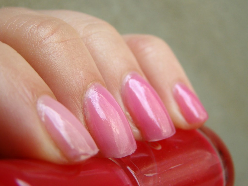 essence-the-gel-nail-polish-the-jelly-lack-bubble-gum-1024x769